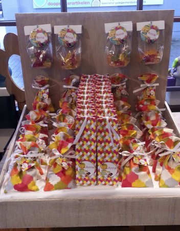 stoffen zakjes, hoge doosjes in hetzelfde motief, badge in hetzelfde motief en snoepzakjes